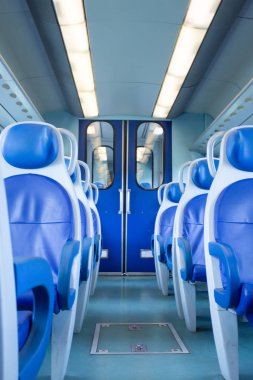 Boş iç Avrupa, İtalya, uzun ve kısa mesafe için trenin tren mavi koltuklar, dikey yönlendirmesi, düşük maliyetli seyahat kavramı ile taşıma