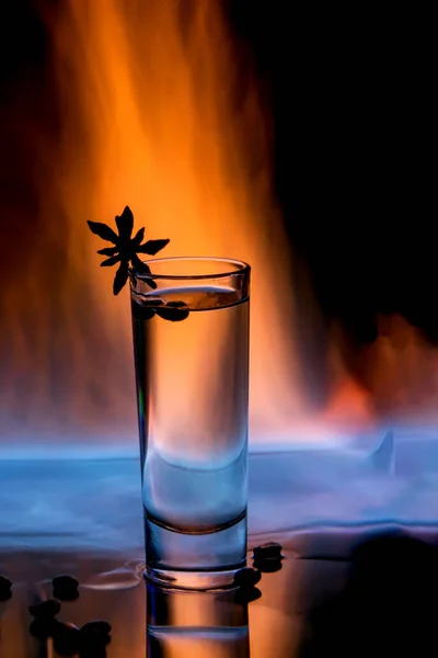 Verre Sambuca Feu Avec Sambuca Brûlant Grains Café Étoile Anis — Photo