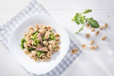 Apulia Bölgesi makarna Orecchiette şalgam ve salamura hamsi, üstten görünüm, beyaz tahta arka plan ile tipik çanak