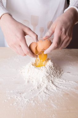 Genç kadın sonları yumurta beyaz un hamur İtalyan makarna, mantı veya köfte için için yapmak için yukarıda