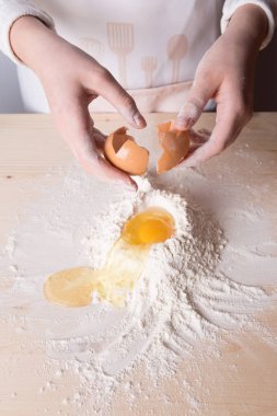 Genç kadın sonları yumurta beyaz un hamur İtalyan makarna, mantı veya tagliatelle için için yapmak için yukarıda