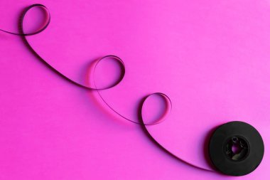 Eski video kamera için Retro Film el pembe kağıt backgound, soyut yaratıcı kavramı. Retro 80s. Minimalizm