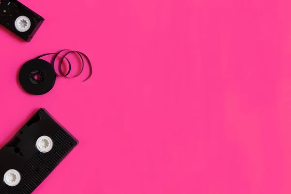 Videocassetta retrò su sfondo rosa pastello. Flat lay foto, concetto minimale — Foto Stock