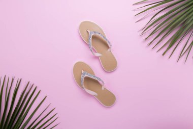 Açık pastel pinl arka planda güzel kadın plaj Flip-flop. plaj yaz kavramı ve tatil kavramı, üst görünüm