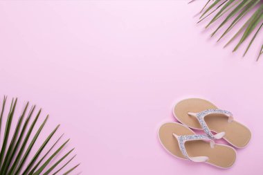 Açık pastel pinl arka planda güzel kadın plaj Flip-flop. plaj yaz kavramı ve tatil kavramı, üst görünüm