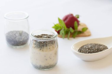 Masada taze çilek ile bir kavanozda Sağlıklı vegan chia puding
