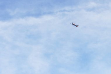 Mavi gökyüzü ve bulutlara karşı özel jet, Puglia, İtalya
