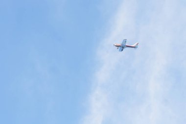 Mavi gökyüzü ve bulutlara karşı özel jet, Puglia, İtalya
