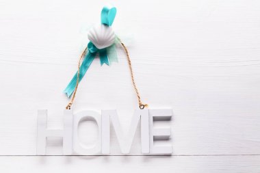 Yazıt Ev ile ahşap harflerle beyaz ahşap arka plan üzerinde İskandinav tarzı natürmort, ev veya ev satın alma kavramı