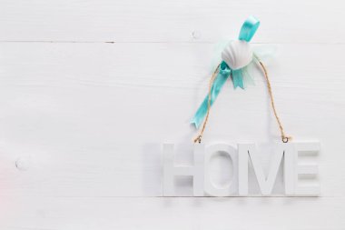 Yazıt Ev ile ahşap harflerle beyaz ahşap arka plan üzerinde İskandinav tarzı natürmort, ev veya ev satın alma kavramı