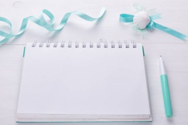 moda kadın, beyaz nesnelerin natürmort planlama: emply notepade ve kalem ve rahat nane kurdele