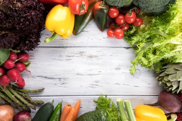 Fondo alimentario ecológico. Fotografía de alimentos diferentes vegetales sobre fondo de madera clara vieja. Copiar espacio. Producto de alta resolución —  Fotos de Stock