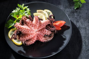 Limon ve domates ile beyaz şarap içinde ahtapot dolması. Salento ahtapot yemekleri, Puglia, İtalya