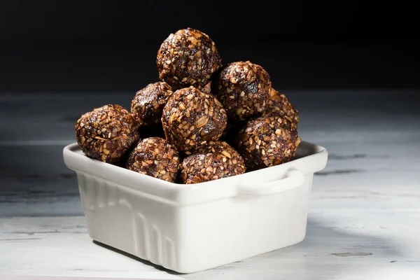 Haddelenmiş yulaf, fındık, hurma ve susam, yatay, yakın ile Ham ev yapımı paleo enerji topları