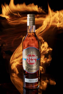 Avetrana, İtalya - 21 Haziran 2019: Siyah arka planda ateş ile Havana Club rom bir şişe