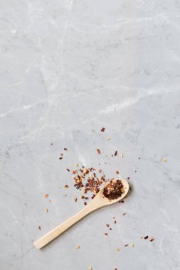 Biber salçası taş arka plan üzerinde biber ile karıştırın. Peperoncino' ya. Bu çeşni harissa, ajika, muhammara veya diğer Orta Doğu gıda madde