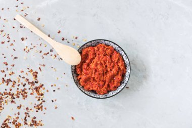 Geleneksel Maghrebi acı biber sosu salça harissa. Marocco ve Arap mutfağı. Gürcü adjika. İtalyan peperoncino sause