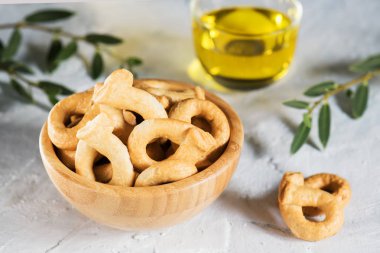 Taralli veya tarallini geleneksel İtalyan snack gıda Apulia bölgesel mutfağı, fotokopi alanı tipik