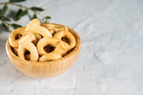 Taralli ou tarallini é tradicional lanche italiano típico da Apúlia cozinha regional, espaço de cópia — Fotografia de Stock