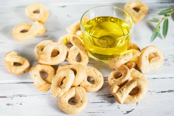 Taralli veya tarallini geleneksel İtalyan snack gıda Apulia bölgesel mutfağı, fotokopi alanı tipik