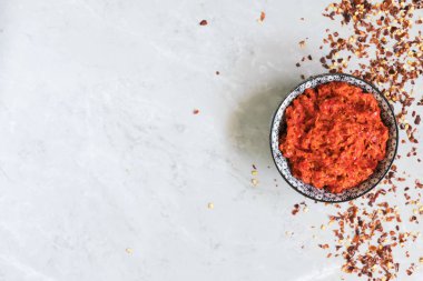 Geleneksel Maghrebi acı biber sosu salça harissa. Marocco ve Arap mutfağı. Gürcü adjika. İtalyan peperoncino sause