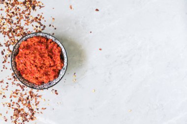 Geleneksel Maghrebi acı biber sosu salça harissa. Marocco ve Arap mutfağı. Gürcü adjika. İtalyan peperoncino sause