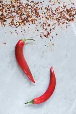 gri mermer arka plan üzerinde acı biber, hilal şeklinde. arap sos harissa, gürcü sause adjika için kullanın. Calabria tarafından İtalyan bio peperoncino
