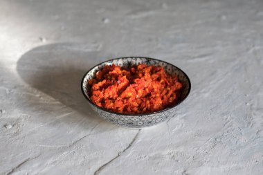 Geleneksel Maghrebi acı biber sosu salça harissa. Marocco ve Arap mutfağı. Gürcü adjika. İtalyan peperoncino sause