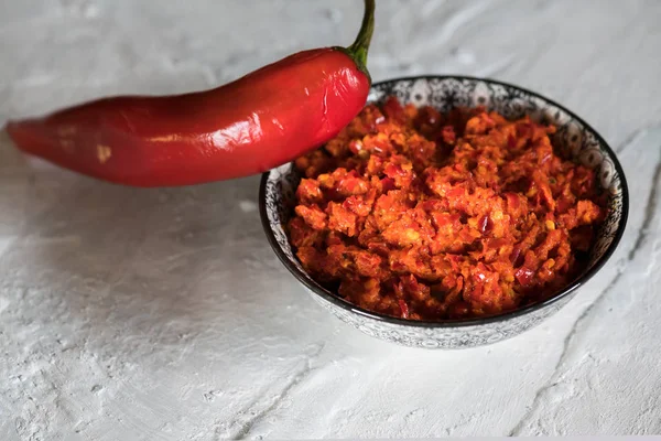 Geleneksel Maghrebi acı biber sosu salça harissa. Marocco ve Arap mutfağı. Gürcü adjika. İtalyan peperoncino sause