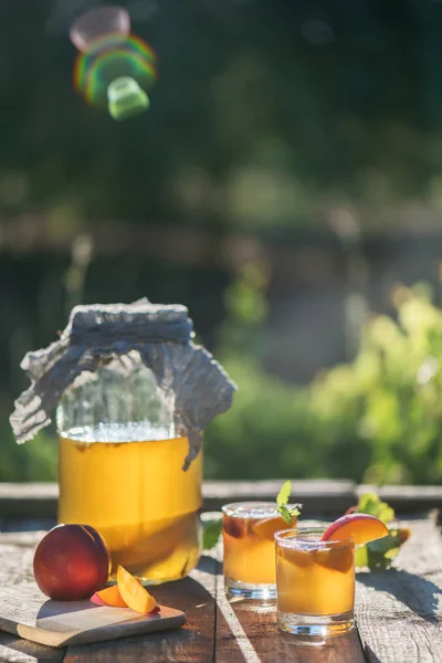 Chá de kombuchá cru fermentado caseiro com diferentes aromas. Bebida com sabor probiótico natural saudável. Superalimento — Fotografia de Stock