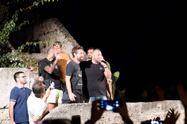 Torre Colimena, İtalya - 1 Ağustos 2019, Temizleyicinin İyon denizine boşaltılmasını protesto etti. Ekolojik protestocular bir gösteri düzenliyor