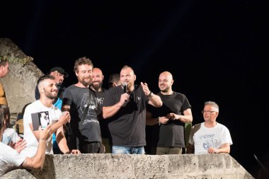 Torre Colimena, İtalya - 1 Ağustos 2019, Temizleyicinin İyon denizine boşaltılmasını protesto etti. Ekolojik protestocular bir gösteri düzenliyor