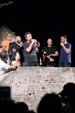 Torre Colimena, İtalya - 1 Ağustos 2019, Temizleyicinin İyon denizine boşaltılmasını protesto etti. Ekolojik protestocular bir gösteri düzenliyor