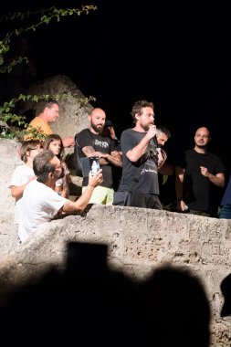 Torre Colimena, İtalya - 1 Ağustos 2019, Temizleyicinin İyon denizine boşaltılmasını protesto etti. Ekolojik protestocular bir gösteri düzenliyor