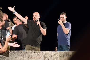 Torre Colimena, İtalya - 1 Ağustos 2019, Temizleyicinin İyon denizine boşaltılmasını protesto etti. Ekolojik protestocular bir gösteri düzenliyor