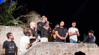 Torre Colimena, İtalya - 1 Ağustos 2019, Temizleyicinin İyon denizine boşaltılmasını protesto etti. Ekolojik protestocular bir gösteri düzenliyor