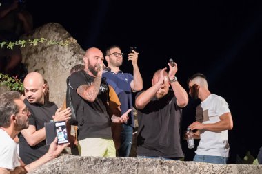 Torre Colimena, İtalya - 1 Ağustos 2019, Temizleyicinin İyon denizine boşaltılmasını protesto etti. Ekolojik protestocular bir gösteri düzenliyor
