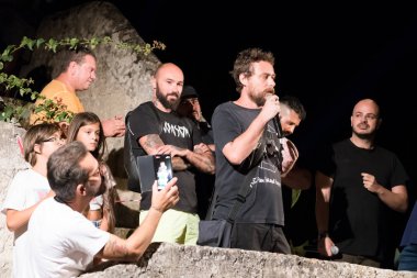 Torre Colimena, İtalya - 1 Ağustos 2019, Temizleyicinin İyon denizine boşaltılmasını protesto etti. Ekolojik protestocular bir gösteri düzenliyor