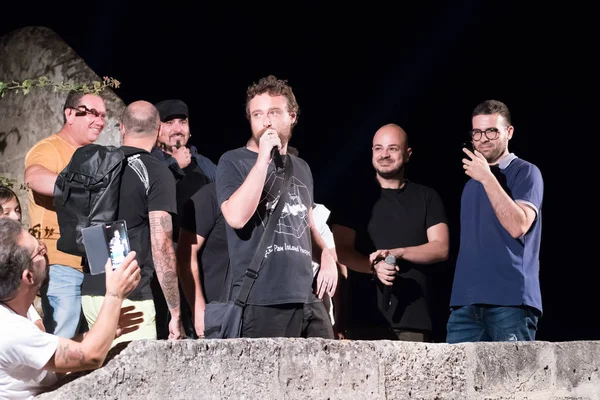 Torre Colimena, İtalya - 1 Ağustos 2019, Temizleyicinin İyon denizine boşaltılmasını protesto etti. Ekolojik protestocular bir gösteri düzenliyor