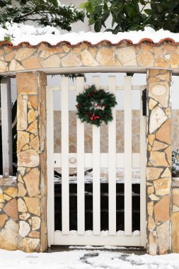 İtalya'da bir evin kapısında Noel çelengi