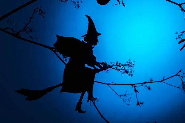 Criativa moda Halloween fundo com uma silhueta bruxa voadora um fundo de luz de néon azul. Espaço para cópia. Conceito de design de cartão Halloween — Fotografia de Stock