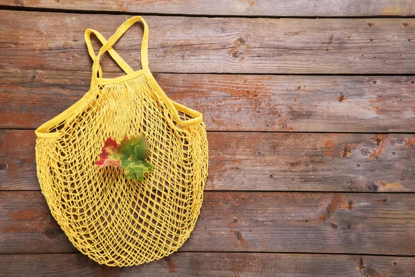 Otoño ecología plana lay: bolsa de hilo amarillo de algodón con una fa — Foto de Stock