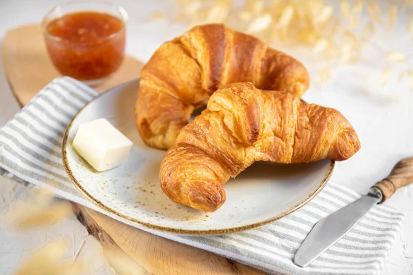 Par Croissants Placa Cerâmica Com Manteiga Compota Laranja Uma Tábua — Fotografia de Stock