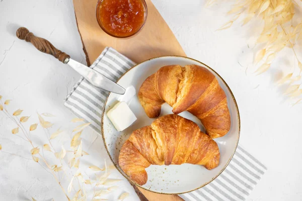 Par Croissants Placa Cerâmica Com Manteiga Compota Laranja Uma Tábua — Fotografia de Stock