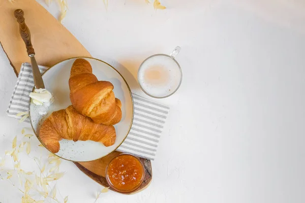 Kontinentális Reggeli Egy Csésze Kávé Tejjel Pár Croissant Kerámia Tányéron — Stock Fotó