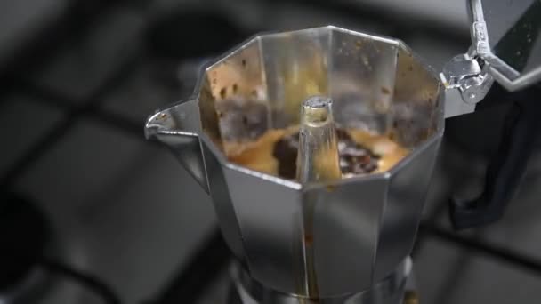 Процесс приготовления свежего итальянского эспрессо с кофеваркой мокко или кофейником мокко — стоковое видео