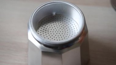 Kahve makinesiyle taze İtalyan espresso yapma süreci ya da Moka pot Bölüm 2