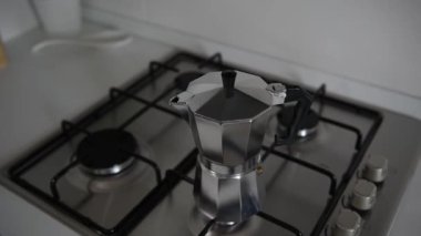 Kahve makinesiyle ya da moka demliğiyle taze İtalyan espresso yapma süreci
