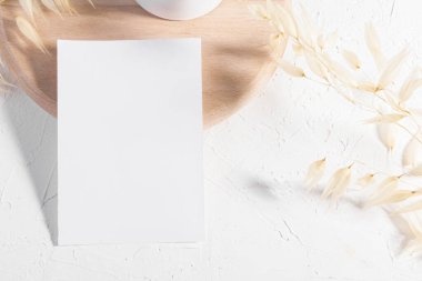 Lüks 5x3,5 Şablon, boş kırtasiye kartı beyaz arka planda çiçek ve parfüm, düğün davetiyesi için tasarım unsuru, RSVP, teşekkür kartı, tebrik kartı, kartvizit, iş kartı