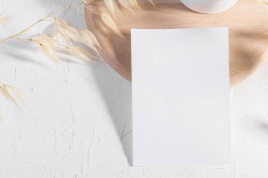 Lüks 5x3,5 Şablon, boş kırtasiye kartı beyaz arka planda çiçek ve parfüm, düğün davetiyesi için tasarım unsuru, RSVP, teşekkür kartı, tebrik kartı, kartvizit, iş kartı